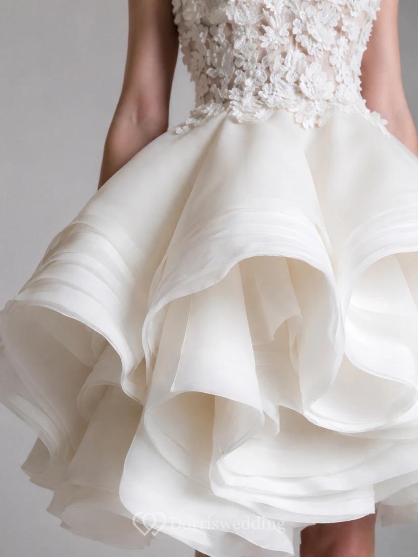 Robe de mariée ivoire à col rond et application florale asymétrique view 7