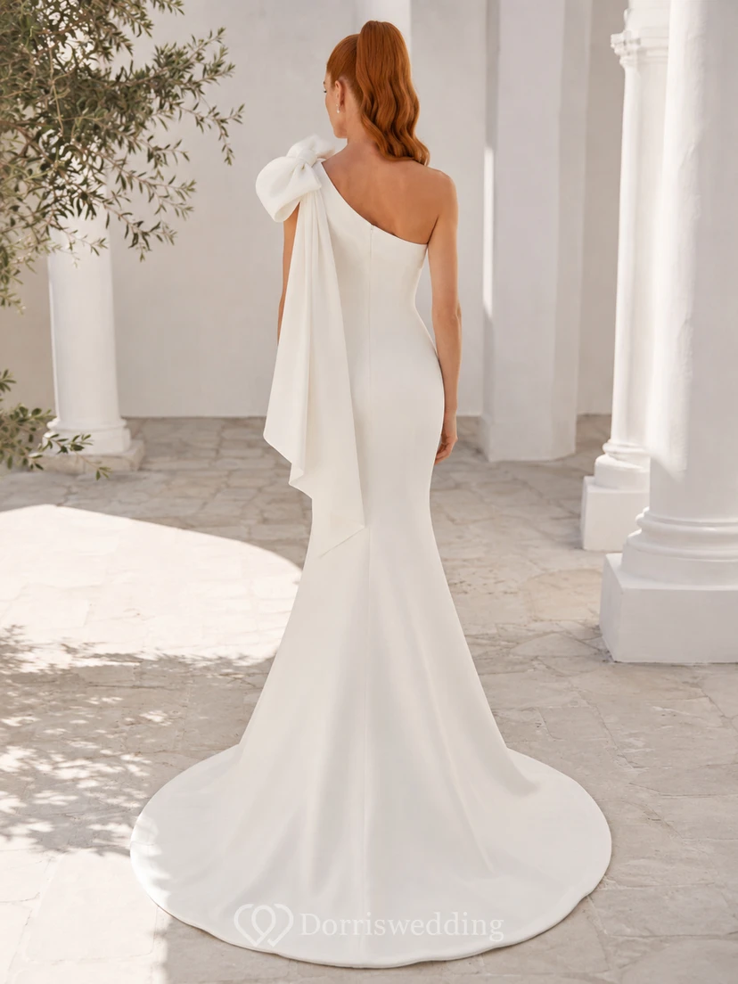Robe de mariée minimaliste en satin, coupe sirène asymétrique, sans manches, traîne. view 2