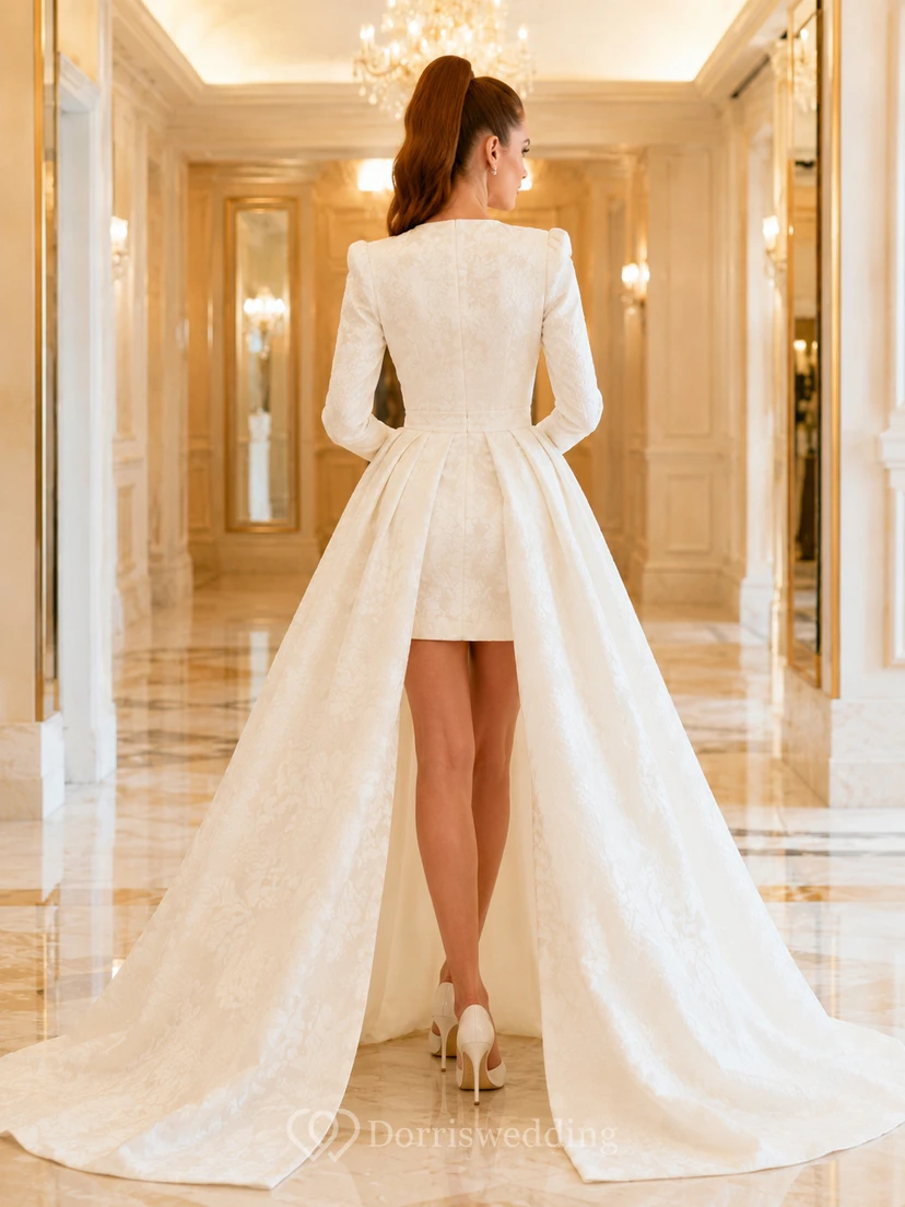 Vestido de novia con escote en V, manga larga, encaje, falda asimétrica y sobrefalda con abertura view 2