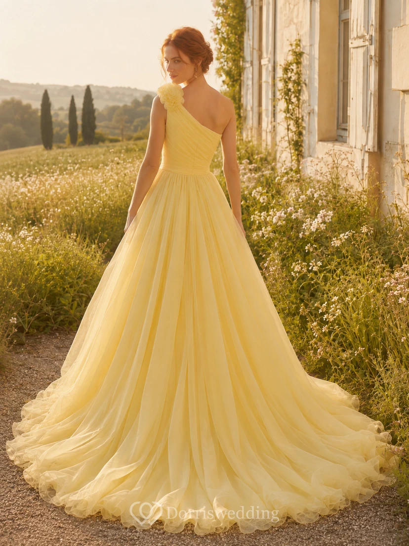 Vestido de novia de organza de un solo hombro, corte A, cola de capilla, color amarillo narciso, para exteriores view 2