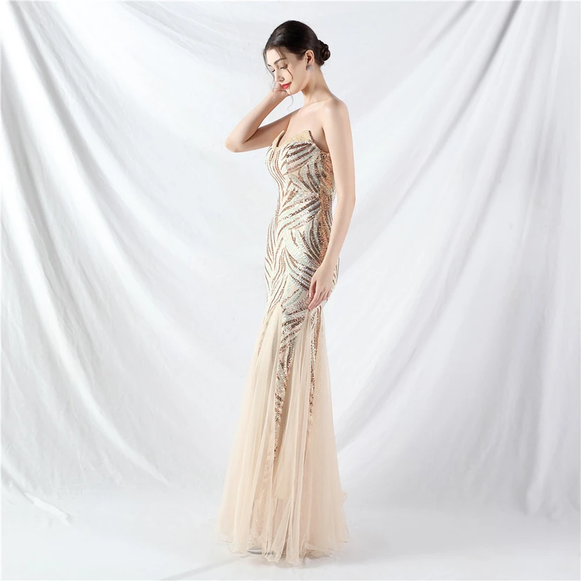 Schwer gearbeitetes, perlenbesetztes Abendkleid aus Netzgewebe mit superdichter Paillettenbesatz view 39