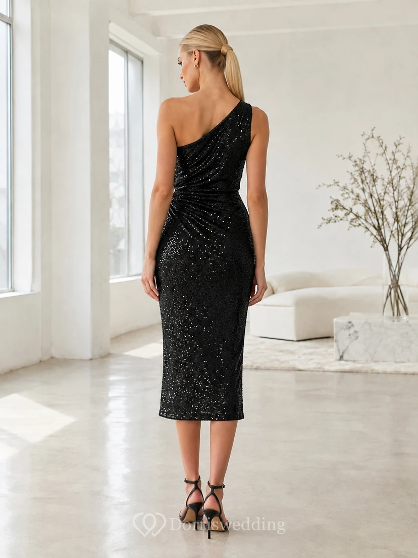 Robe de cocktail moulante noire asymétrique à sequins, froncée et fendue, longueur thé. view 2