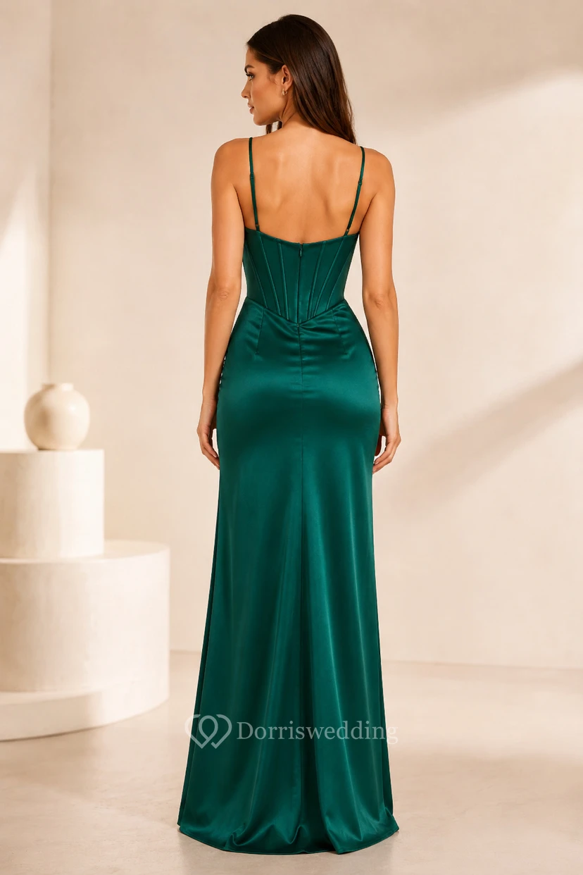 Vestido de dama de honor de satén verde esmeralda, corte recto, tirantes finos, abertura y largo hasta el suelo. view 2
