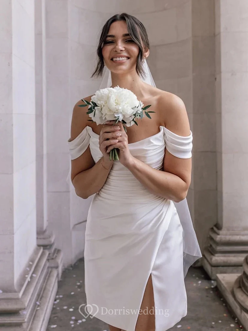 Robe de mariée mini en satin sexy à épaules dénudées, fente latérale et corsage froncé view 2