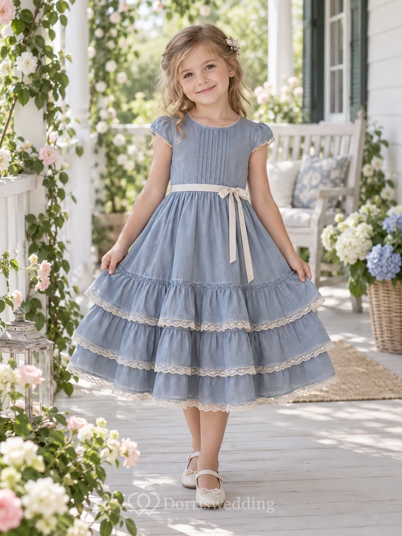 Vestido de niña de flores azul vintage de corte A, largo hasta la rodilla, con mangas cortas, pliegues y volantes con borde de encaje.