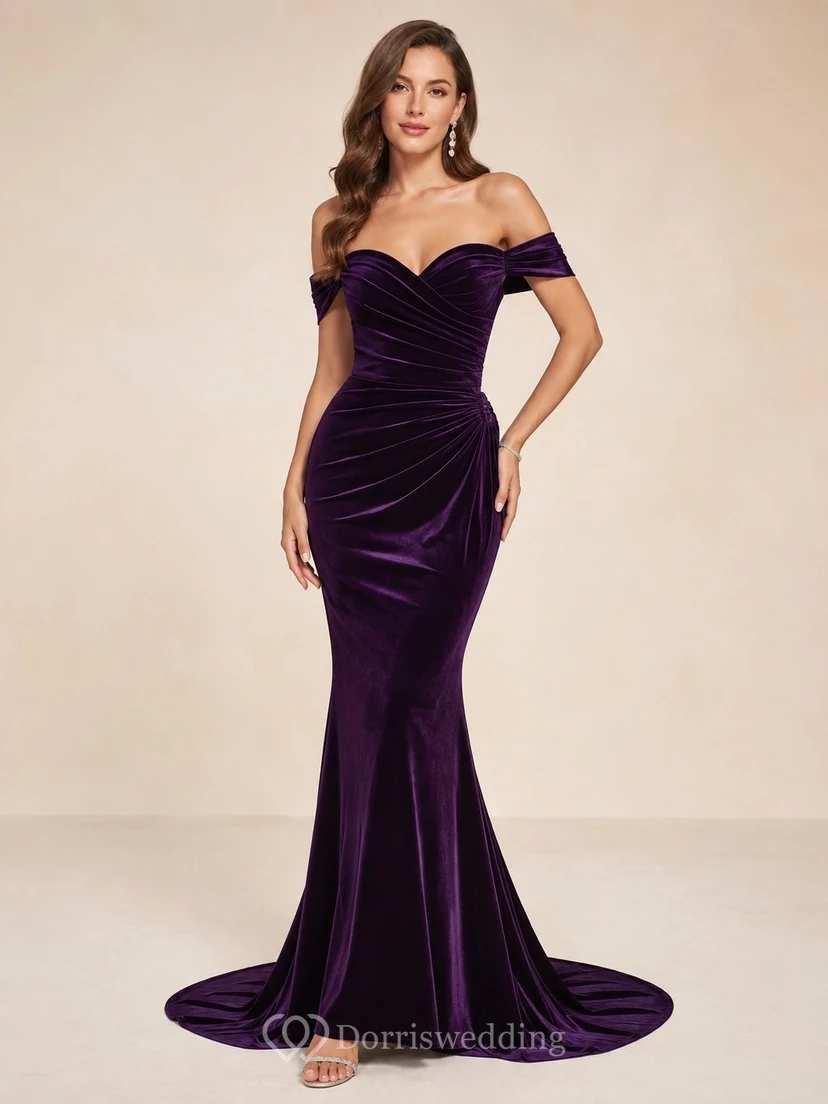 Pflaumenfarbenes Samtkleid mit schulterfreiem Ausschnitt, kurzen Ärmeln, Meerjungfrauenschnitt, bodenlanger Schleppe und sexy-luxuriöser Abendgarderobe