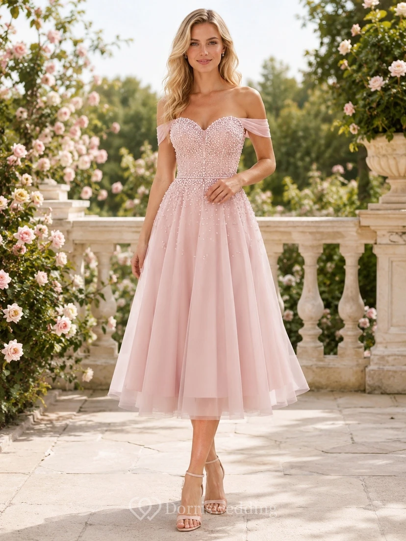 Teelanges, schulterfreies, romantisches Cocktailkleid aus rosa Tüll mit Perlenbesatz