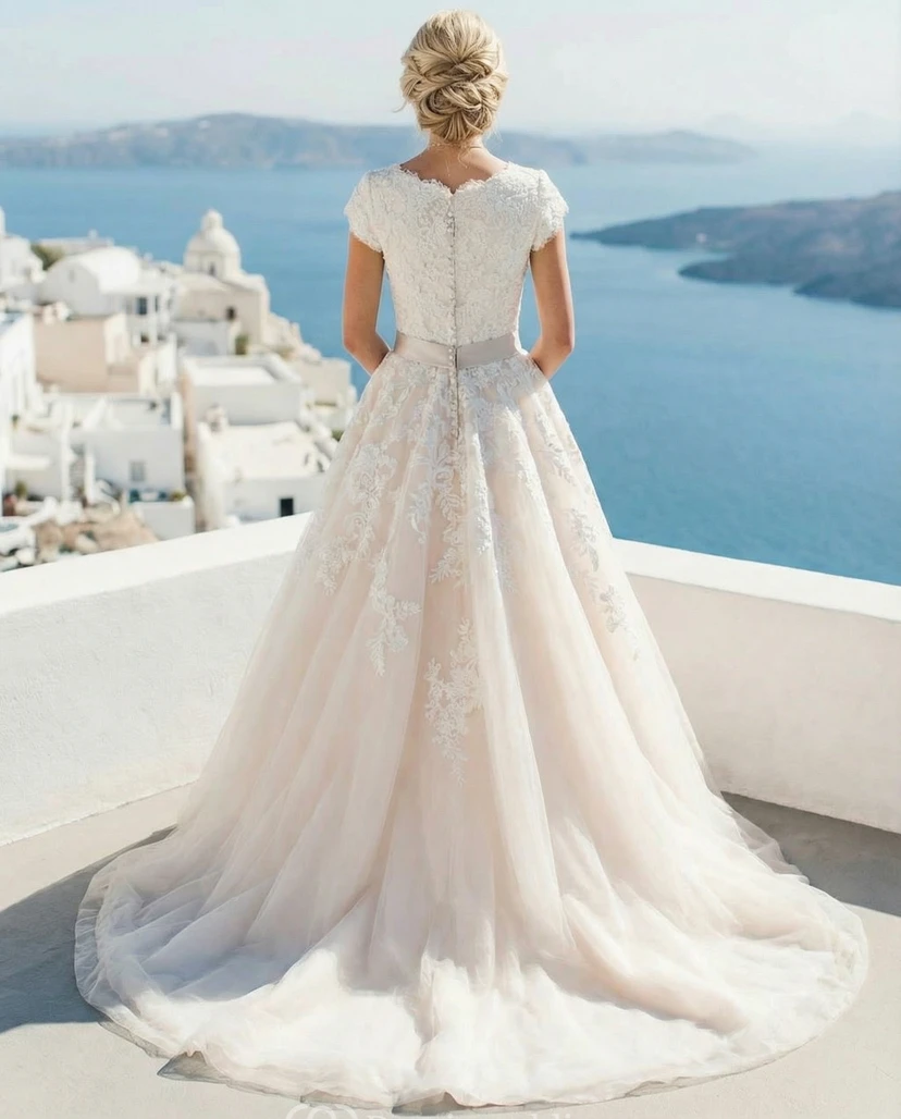 Märchenhaftes Ballkleid mit kurzen Ärmeln – Brautkleid aus Tüll mit Spitzenapplikationen und Kristallgürtel view 2