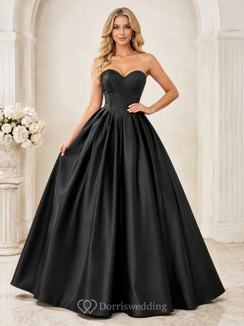 Vestido de gala negro de satén sin tirantes con escote corazón y largo hasta el suelo.