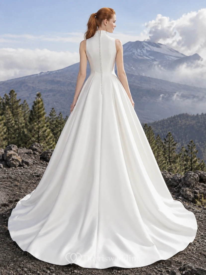 Vestido de novia sencillo de corte A, cuello alto, sin mangas, de satén con cola. view 2
