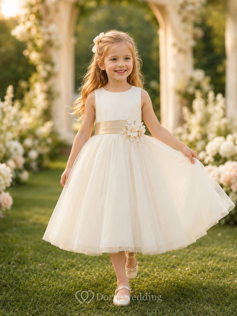 Klassisches A-Linien-Kleid aus Tüllspitze für Blumenmädchen mit kurzen Ärmeln, Rundhalsausschnitt, wadenlangem Rock und Schleifendetail.