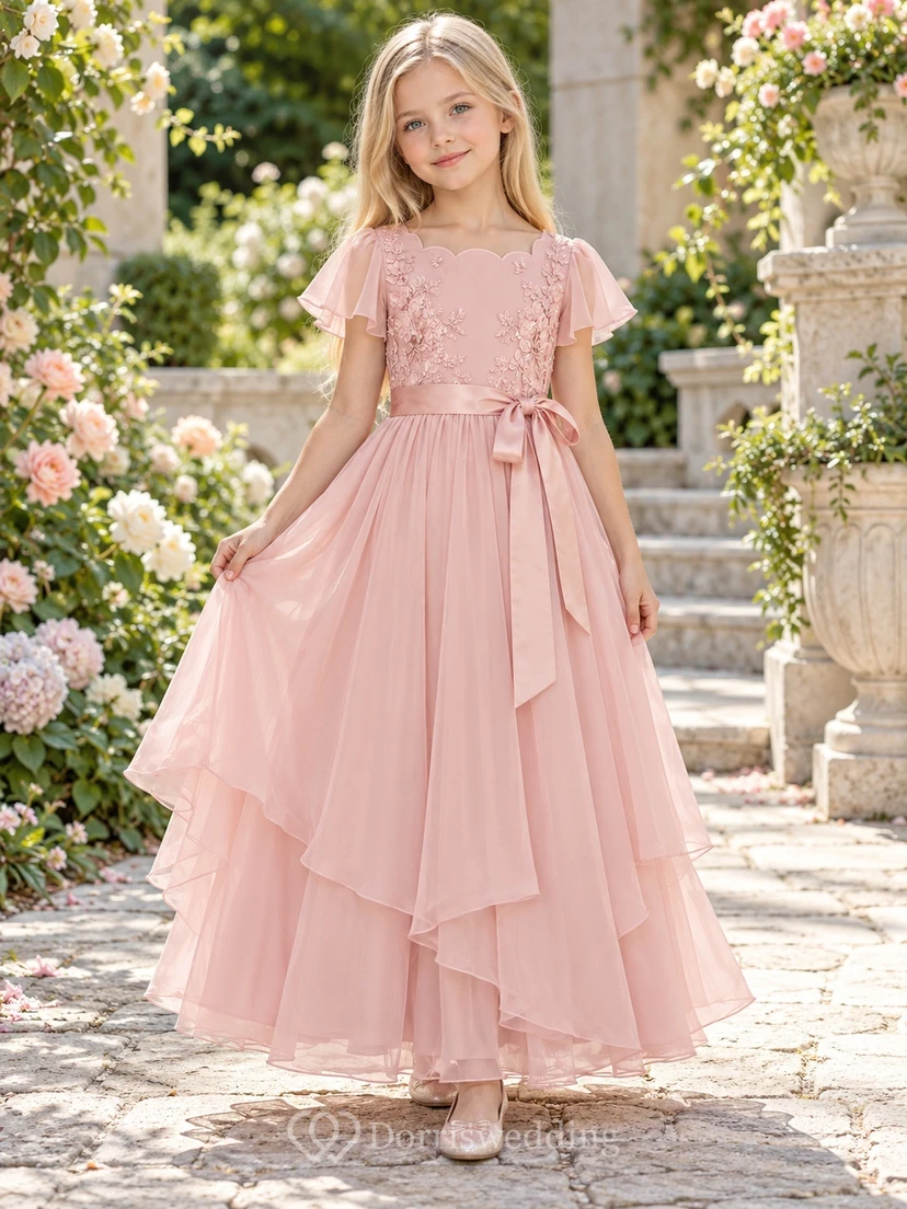 Rosafarbenes Blumenmädchenkleid mit geschwungenen, flatternden Ärmeln und Schleifen aus mehrlagigem Tüll