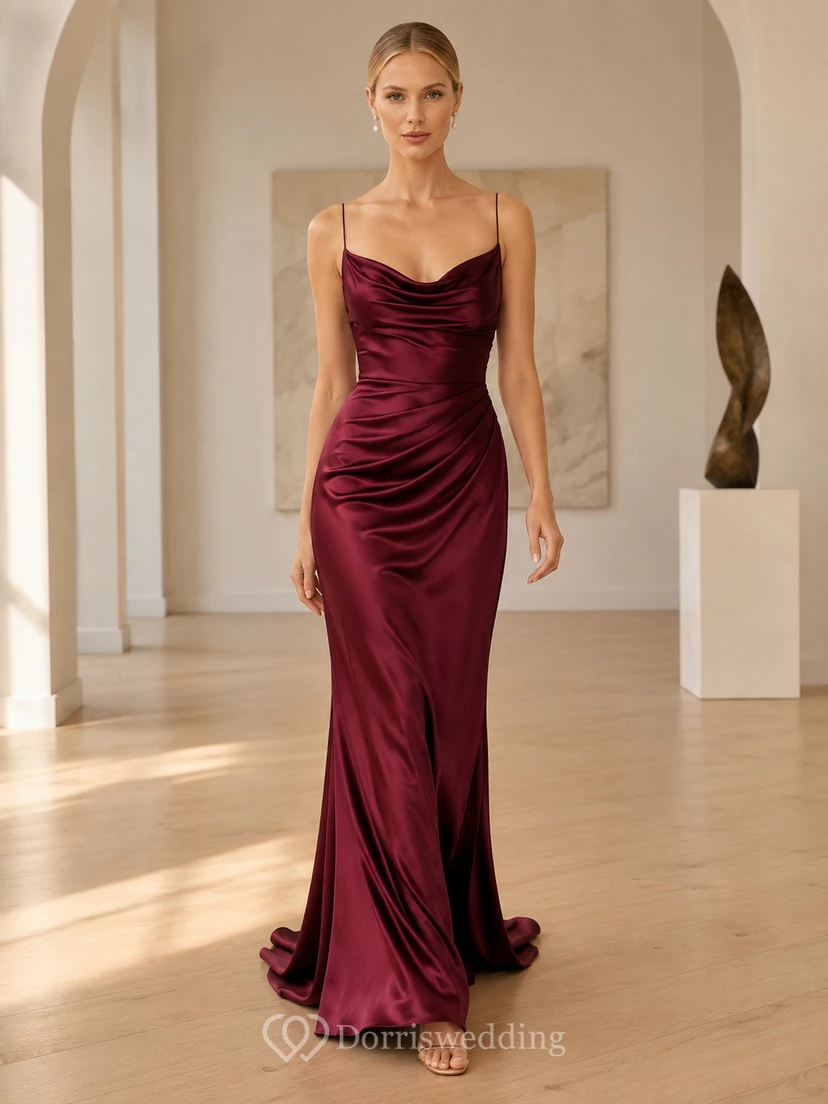 Robe de mariée fourreau en satin drapé à bretelles spaghetti bordeaux et col bénitier
