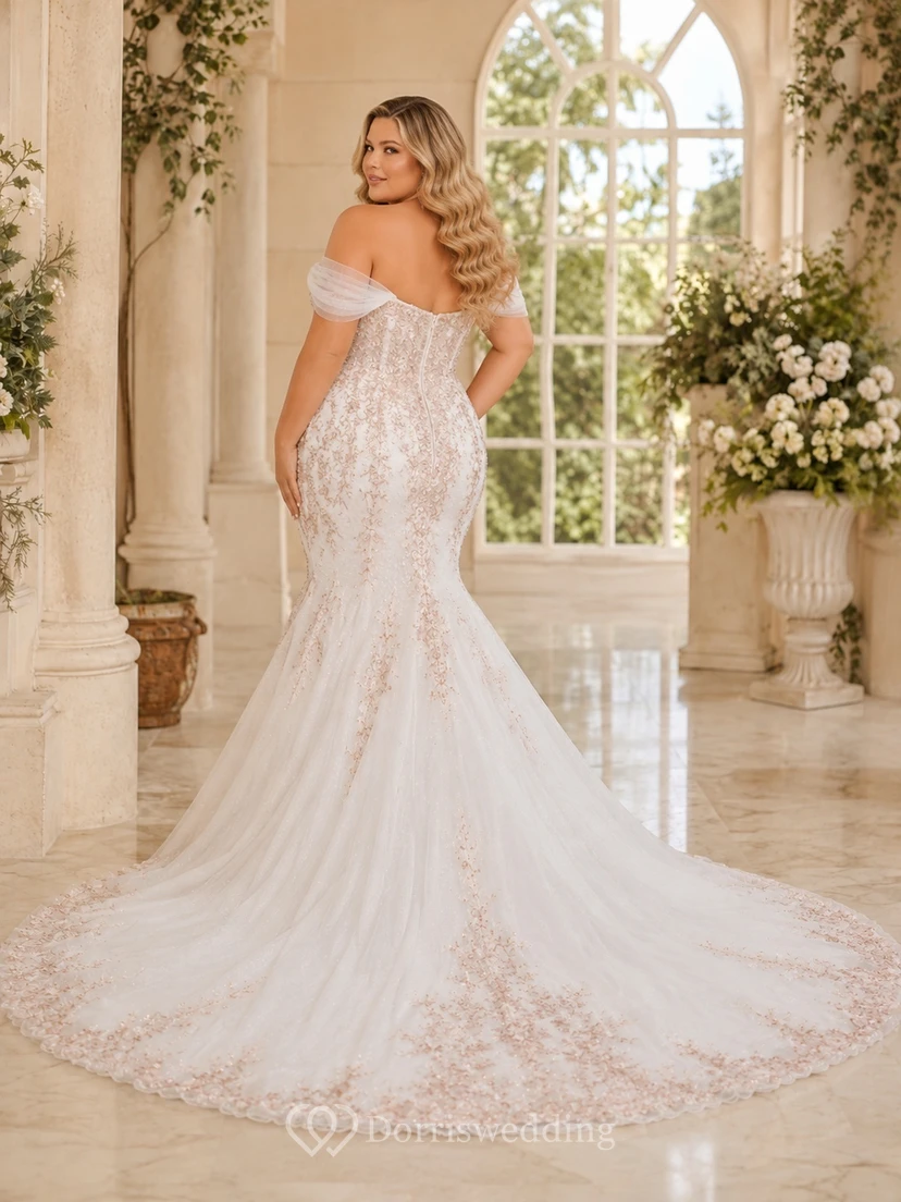 Elegantes, bodenlanges Brautkleid in Roségold in Übergröße mit Spitze und Schleppe view 2