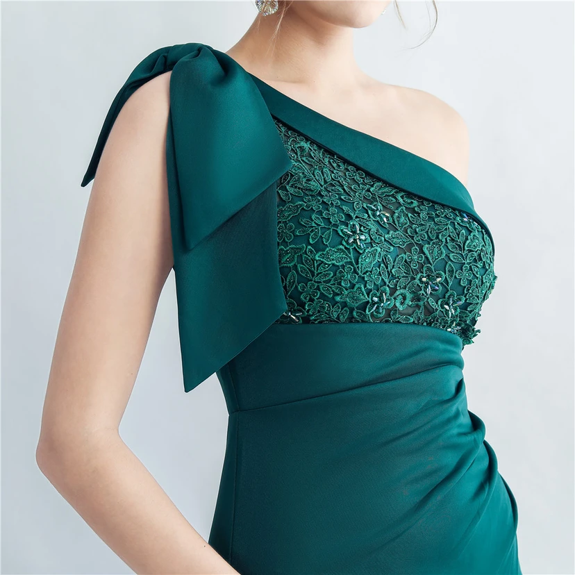 Elegantes Abendkleid aus Spitze mit Strassbesatz, Perlenverzierungen, schräger Schulterpartie, römischem Kragen und Seitenschlitz view 43