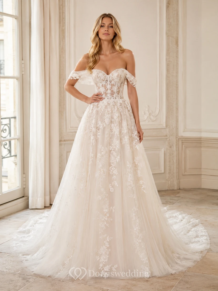 Robe de mariée romantique en dentelle et tulle, décolleté cœur, épaules dénudées, manches courtes, coupe trapèze, traîne chapelle, applications florales, style jardin