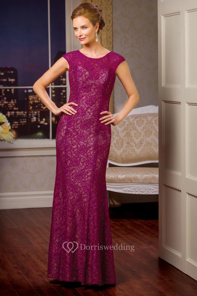 Langes Spitzenkleid mit kurzen Ärmeln und Schlüssellochausschnitt am Rücken – perfekt für die Mutter der Braut.
