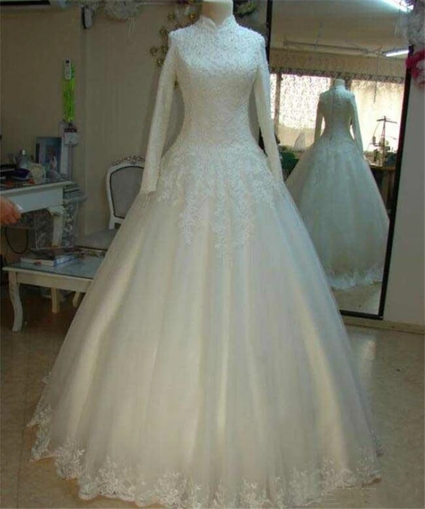Robes de mariée princesse vintage en dentelle perlée à col montant et manches longues view 8