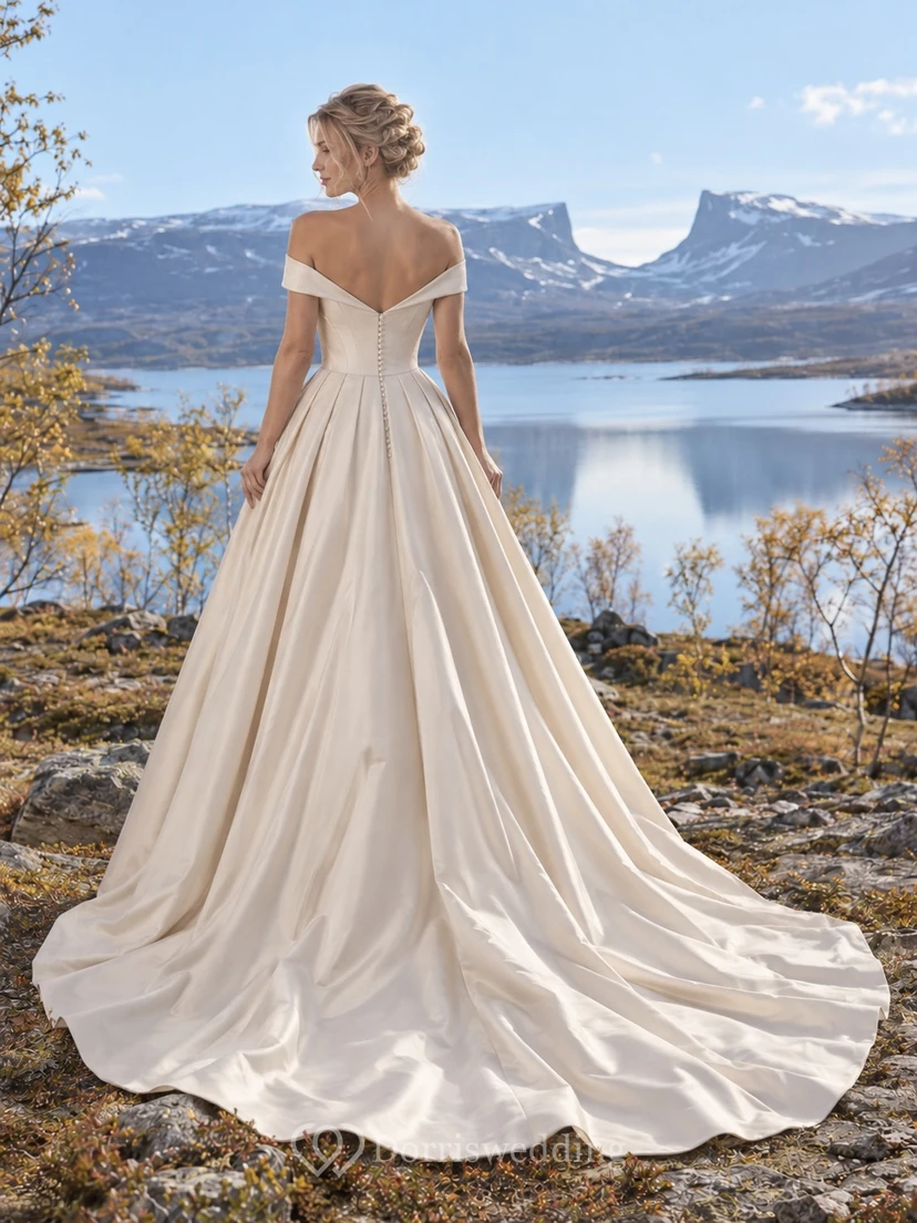 Vestido de novia de tafetán color champán con escote asimétrico, corte en A, escote plisado y corpiño con paneles. view 2