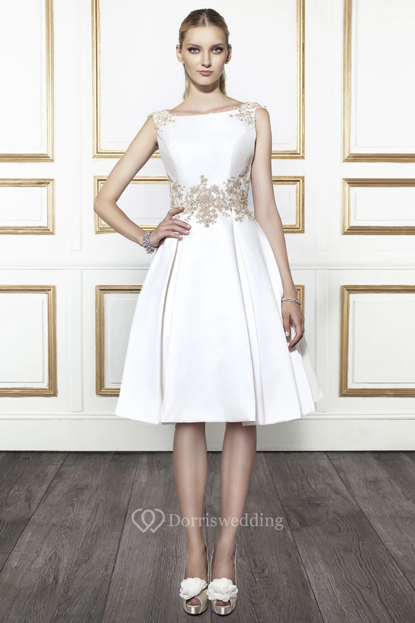 Vestido de novia midi de satén con apliques y escote barco y espalda en V.