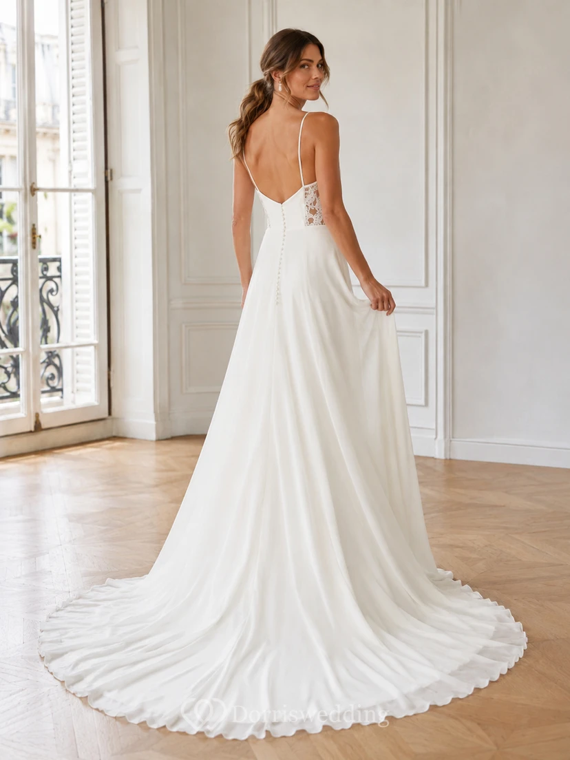 Robe de mariée en mousseline plissée, décolleté plongeant, sans manches, coupe trapèze, traîne chapelle, sans manches, en mousseline plissée. view 2