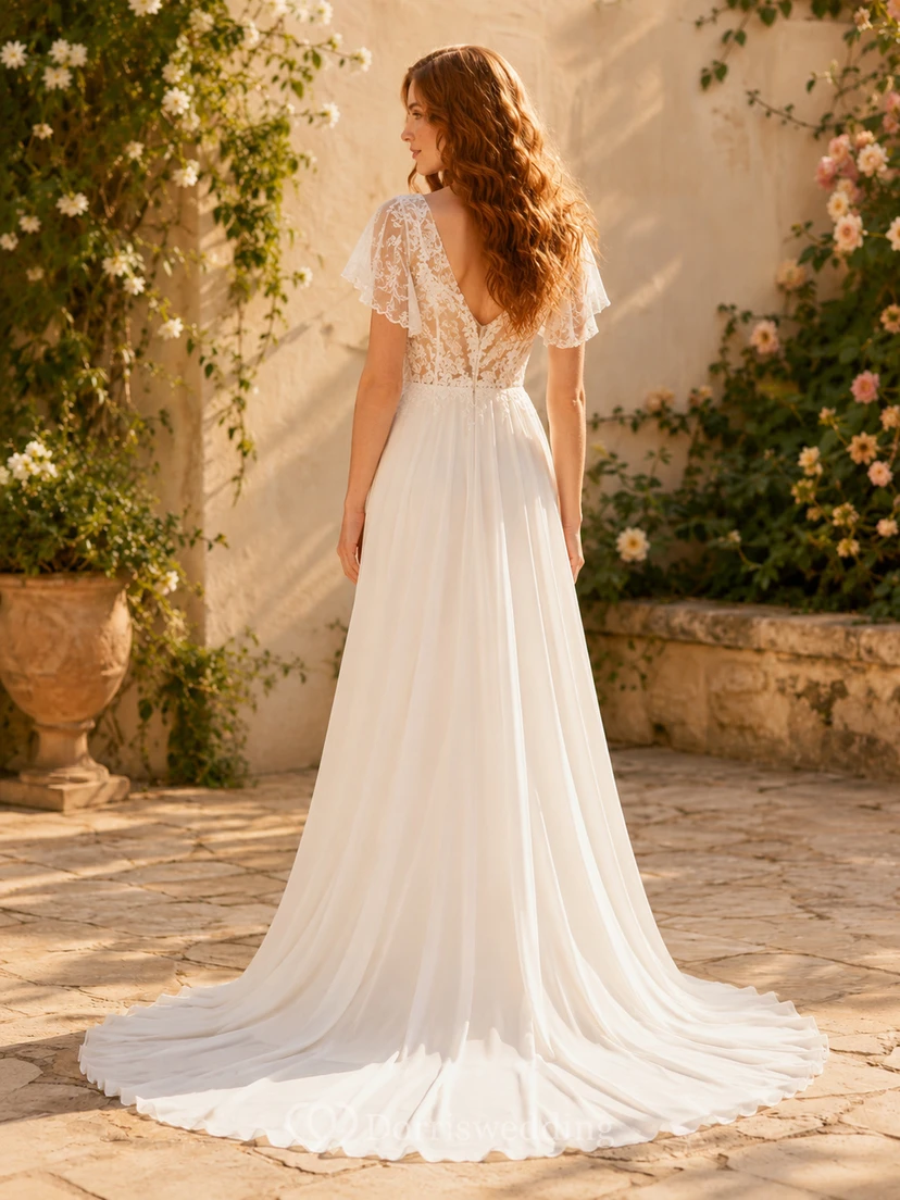 Vestido de novia de gasa y encaje para la playa, corte en A, escote en V, mangas con volantes y cola larga. view 2