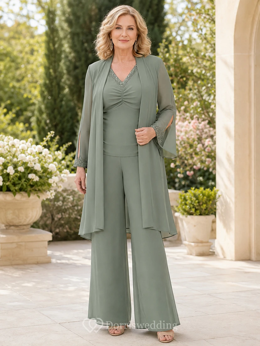 Salbeigrüner, figurschmeichelnder, dezenter Hosenanzug mit weitem Bein, geraffter V-Ausschnitt-Jacke mit langen Ärmeln und bodenlanger Hose – perfekt für die Mutter der Braut.