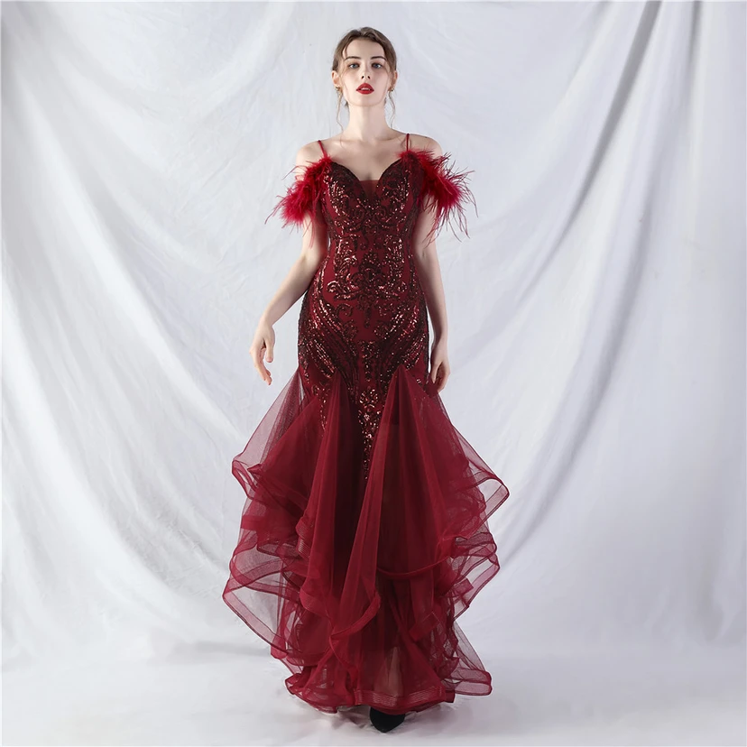 Robe de danse artisanale en filet rigide orné de plumes d'autruche, de perles et de fleurs, confectionnée en maille. view 20
