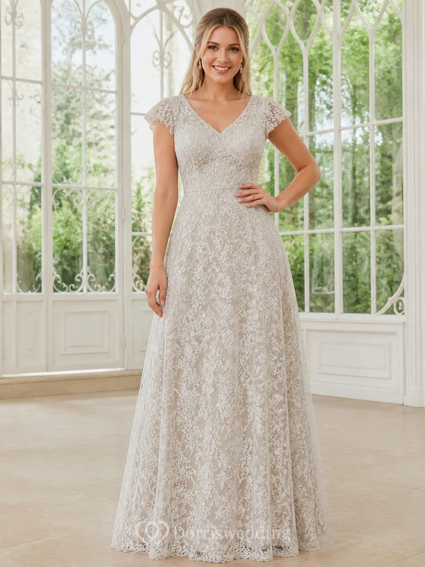 Vestido de novia sencillo y modesto de talla grande con mangas cortas de encaje festoneado y largo hasta el suelo