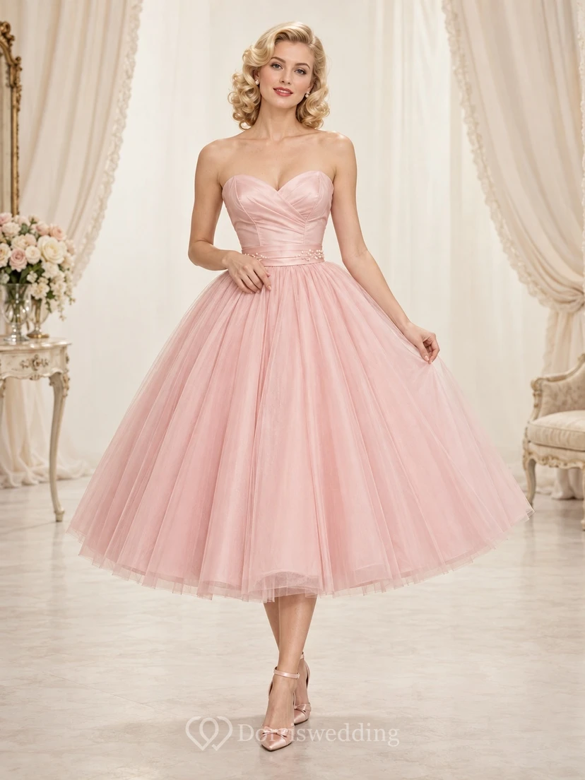 Robe de bal des années 1950, rose poudré, bustier cœur, en tulle, coupe trapèze, longueur thé, sans bretelles, décolleté cœur.