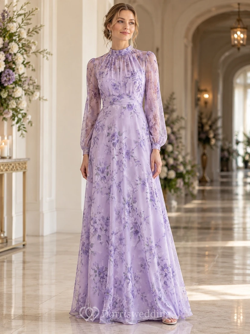 Vestido de dama de honor de gasa de corte A, largo hasta el suelo, con cuello alto y estampado floral lavanda y cuello alto.