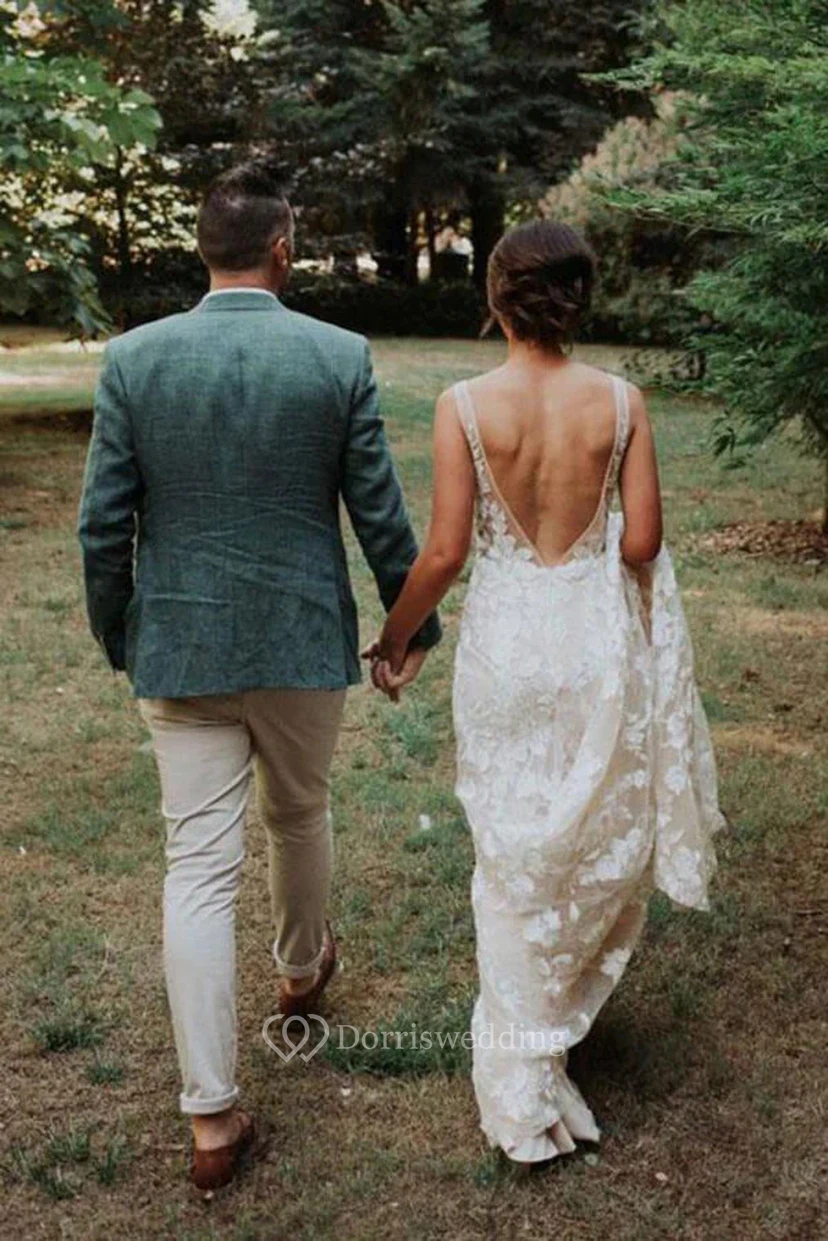 Lässiges, ärmelloses Etuikleid aus Spitze mit tiefem V-Ausschnitt am Rücken – perfekt fürs Sommerhochzeit view 2