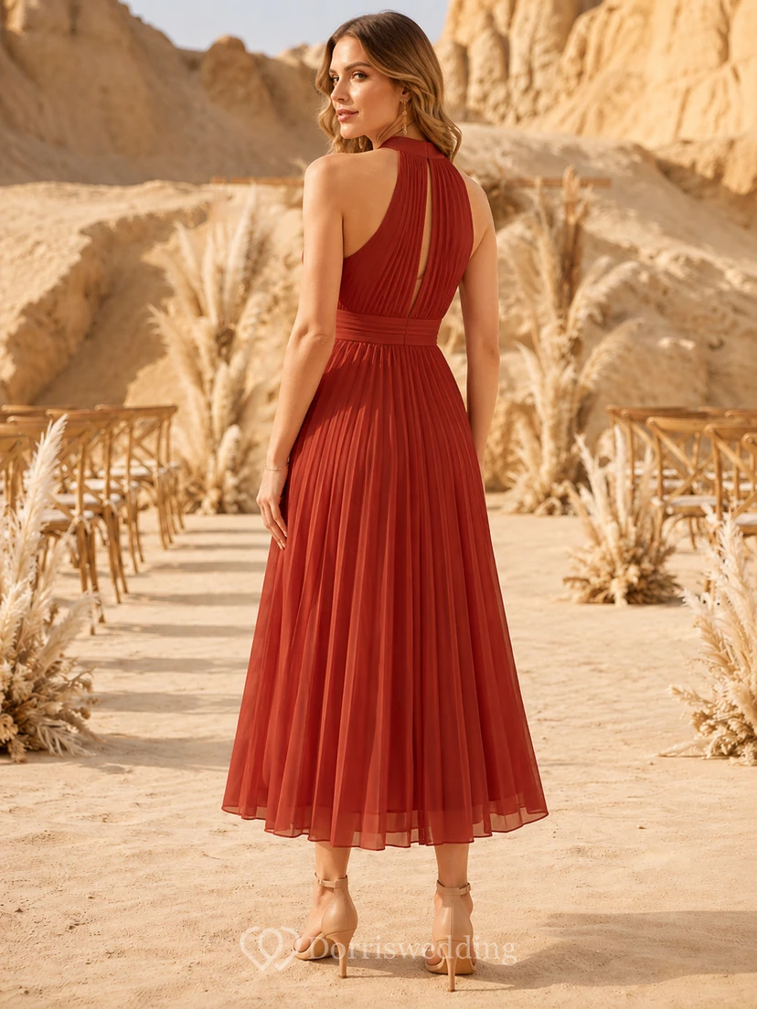 Vestido de fiesta de boda en el desierto color bermellón con escote halter, plisado, de gasa y corte en A. view 2