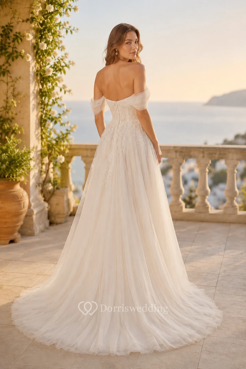 Robe de mariée en tulle de coupe trapèze avec décolleté épaules dénudées et corsage en dentelle view 2