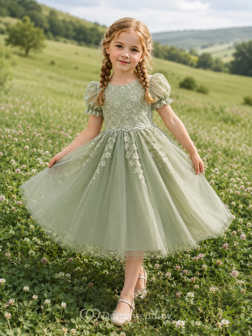 Blumenmädchenkleid aus salbeifarbenem Tüll, A-Linie, Rundhalsausschnitt, Teelänge, florale Applikationen