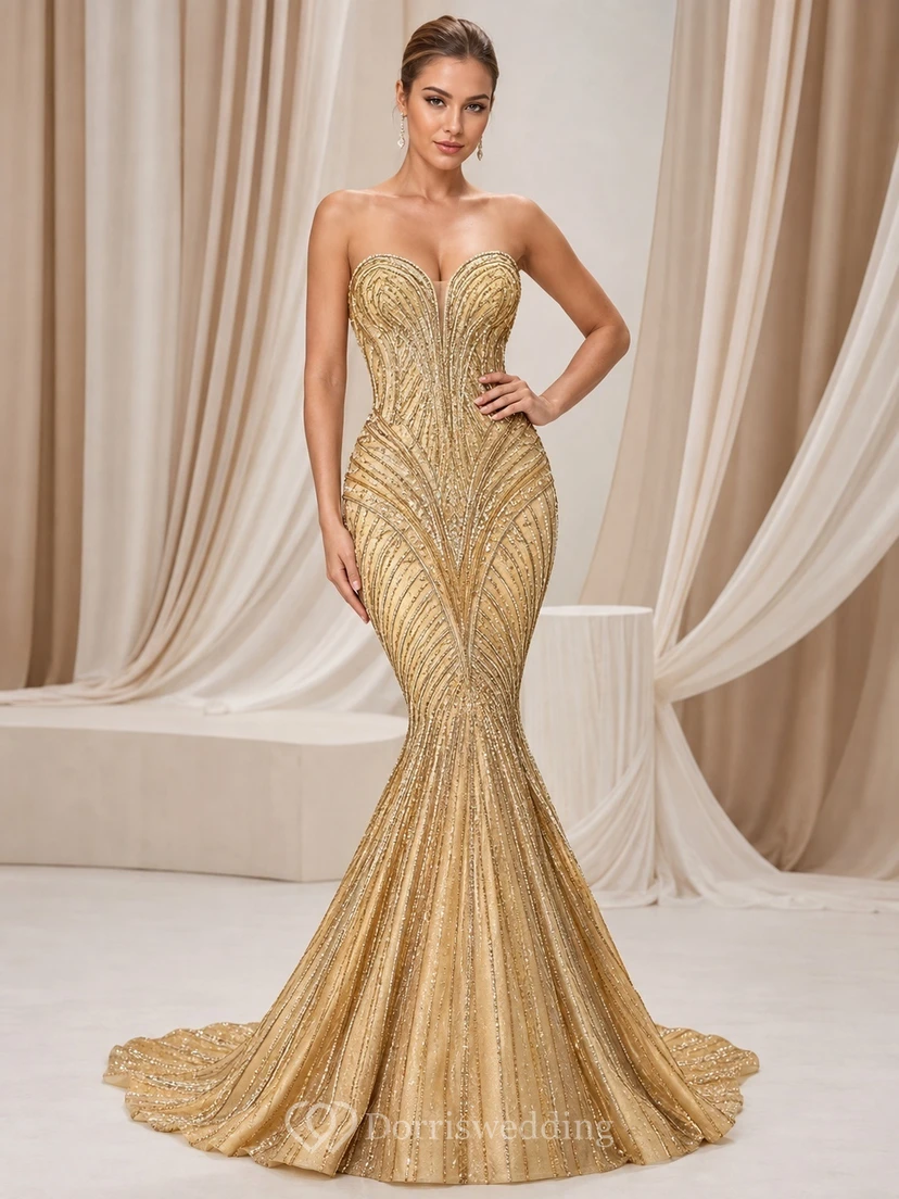 Glamouröses, goldfarbenes, trägerloses, perlenbesetztes Meerjungfrauen-Abendkleid mit dramatischer Schleppe