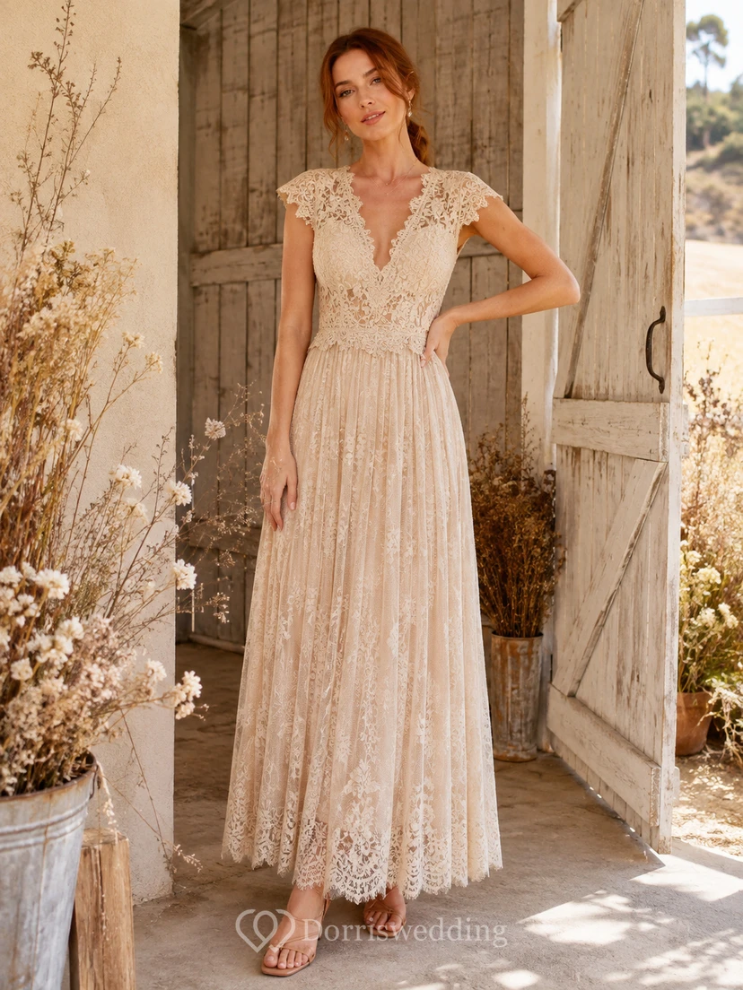 Vestido de novia bohemio color champán con escote en V, mangas cortas, fajín de encaje y corte en A hasta el tobillo.