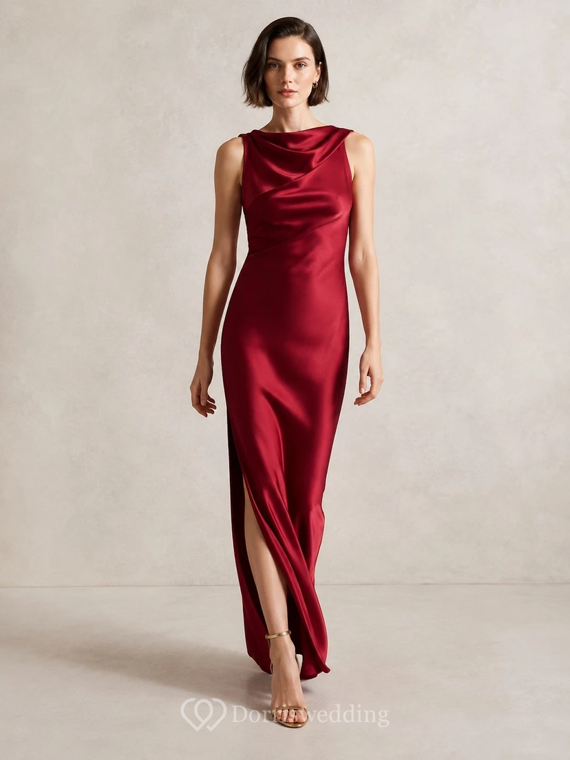 Robe fourreau sans manches en satin bordeaux moderne à col bénitier et fente jusqu'au sol