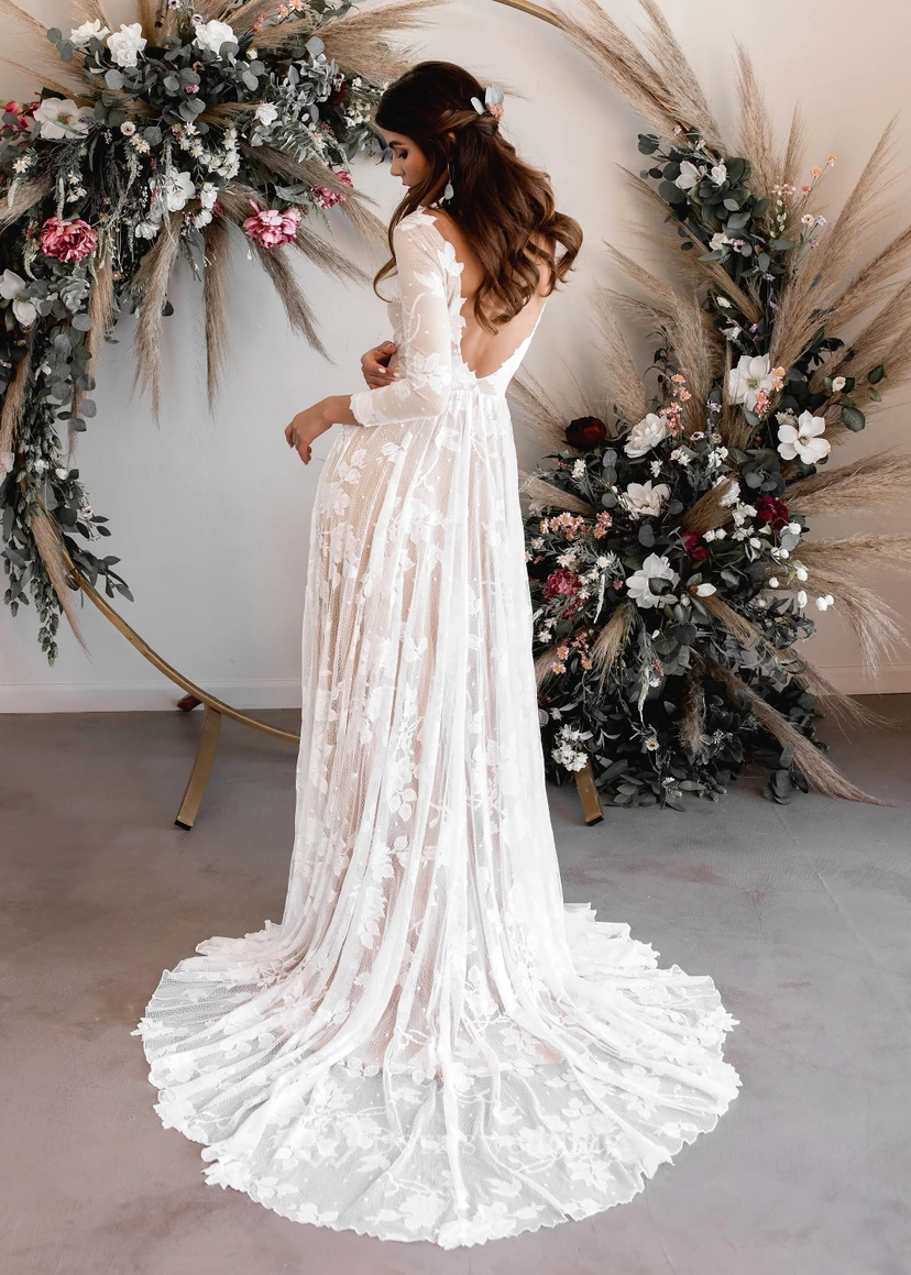 Robe de mariée bohème de plage à manches longues en dentelle, plissée empire, dos nu en V et manches longues en dentelle view 2