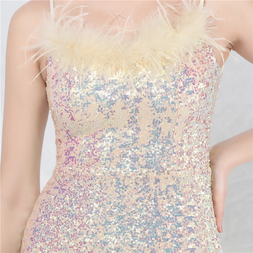 Robe de soirée de luxe ornée de plumes d'autruche et de sequins, idéale pour un banquet. view 16