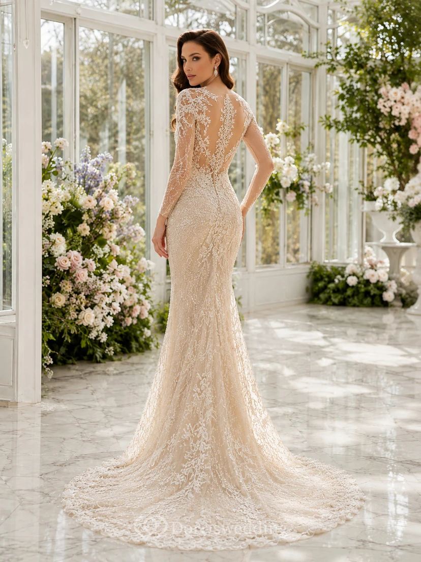 Robe de mariée sirène à encolure haute, manches longues, traîne balayée et dentelle illusion, ornée d'appliques, idéale pour une destination. view 2