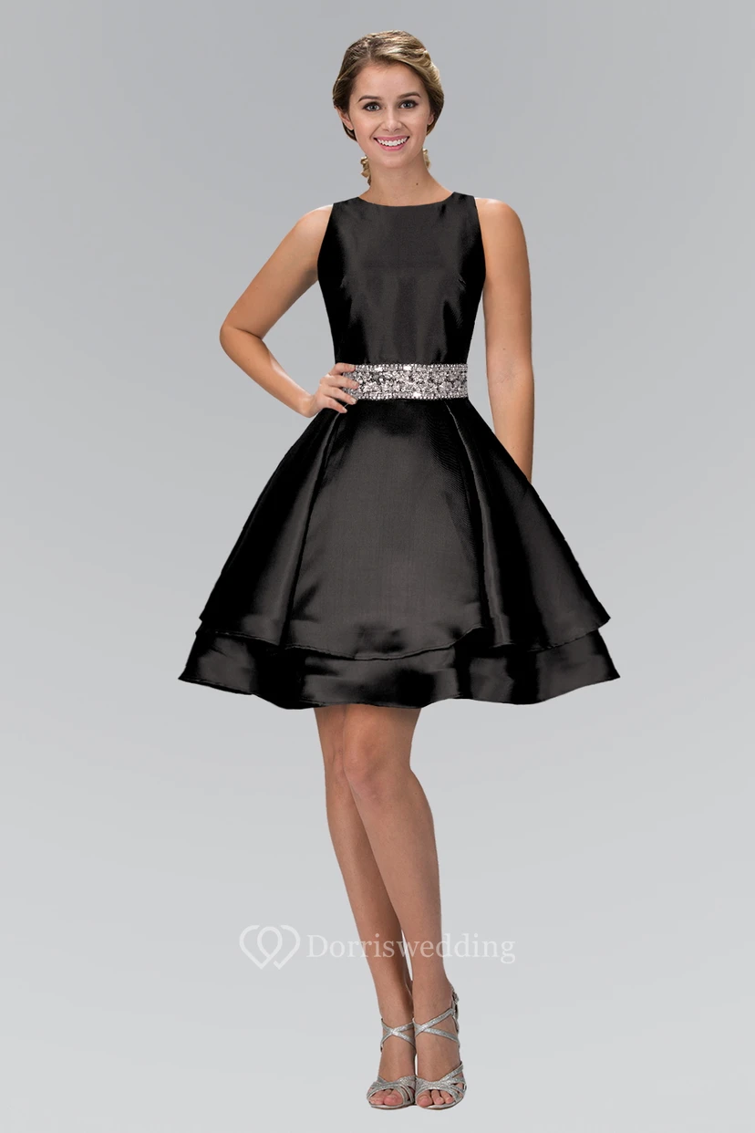 Robe trapèze courte à col rond sans manches, bretelles en satin, bijoux de taille et volants