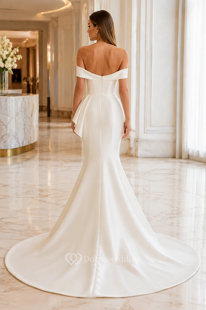 Schulterfreies Brautkleid im Meerjungfrauenstil aus Satin mit Schößchen und Schleppe view 2