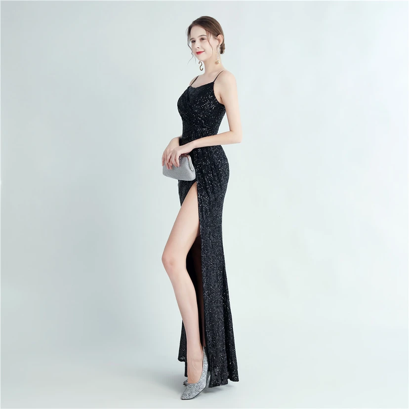 Robe de soirée longue à sequins haute densité, plissée, fendue sur le côté et à bretelles view 20