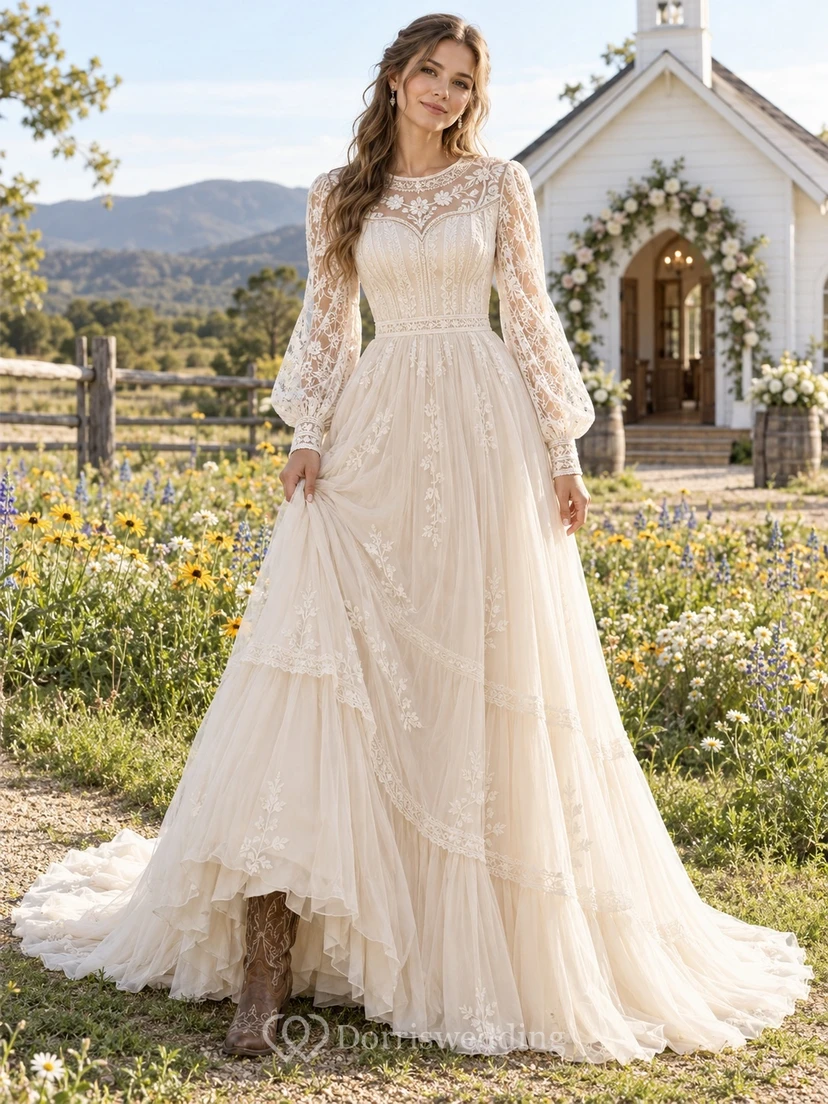 Vestido de novia bohemio de corte A asimétrico con encaje y gasa, mangas largas de estilo poeta y falda escalonada.