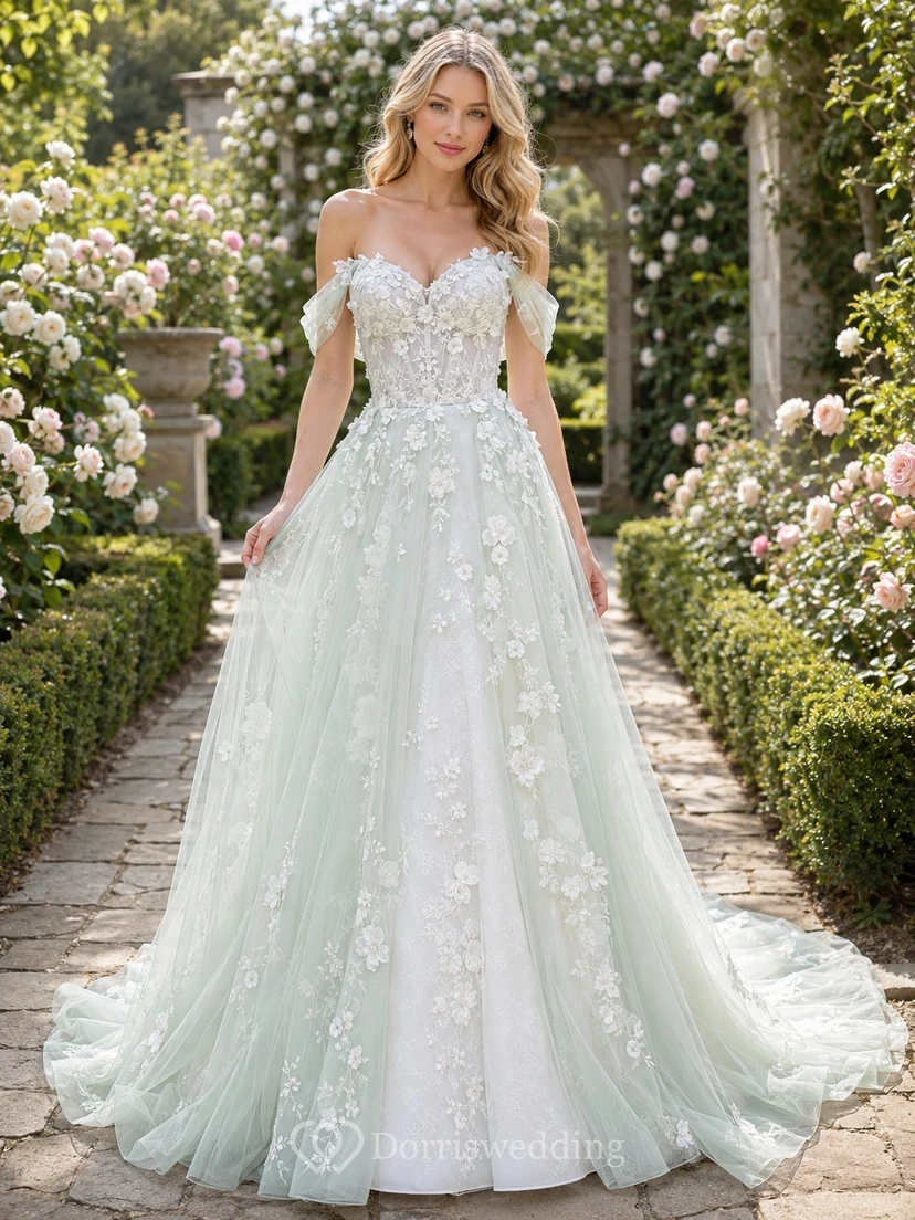 Celadonfarbenes, florales Brautkleid in A-Linie mit schulterfreiem Schnitt, kurzen Ärmeln und Kapellenschleppe – romantisch und elegant