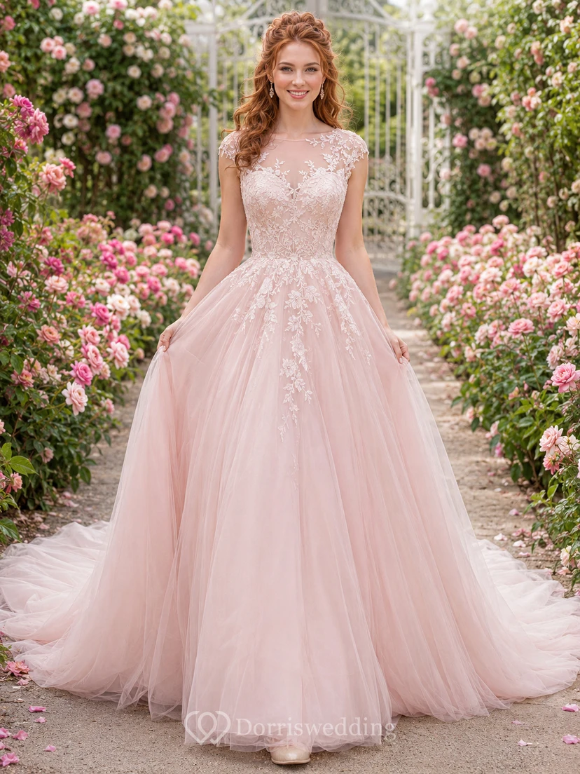 Vestido de novia de gala color rosa pálido con encaje y mangas cortas, estilo jardín.