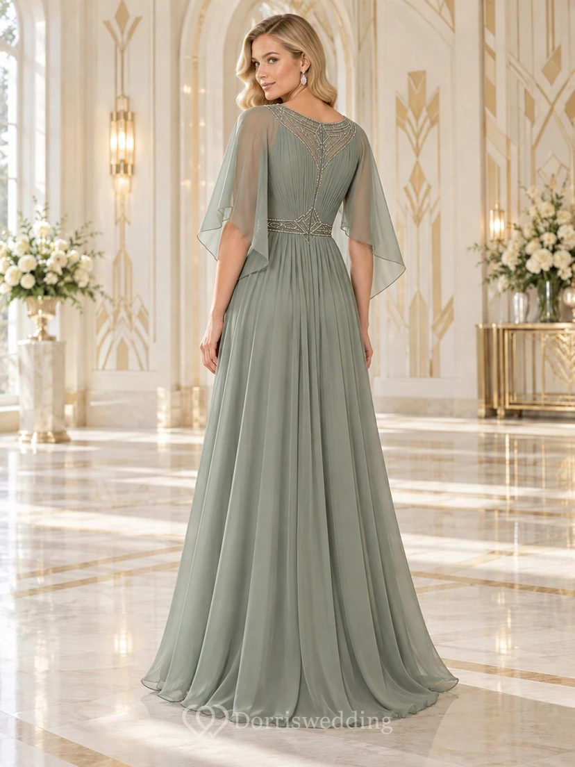 Vestido largo de dama de honor vintage color verde salvia, corte en A, cuello joya, gasa, mangas tipo capa, con cuentas y fruncido. view 2