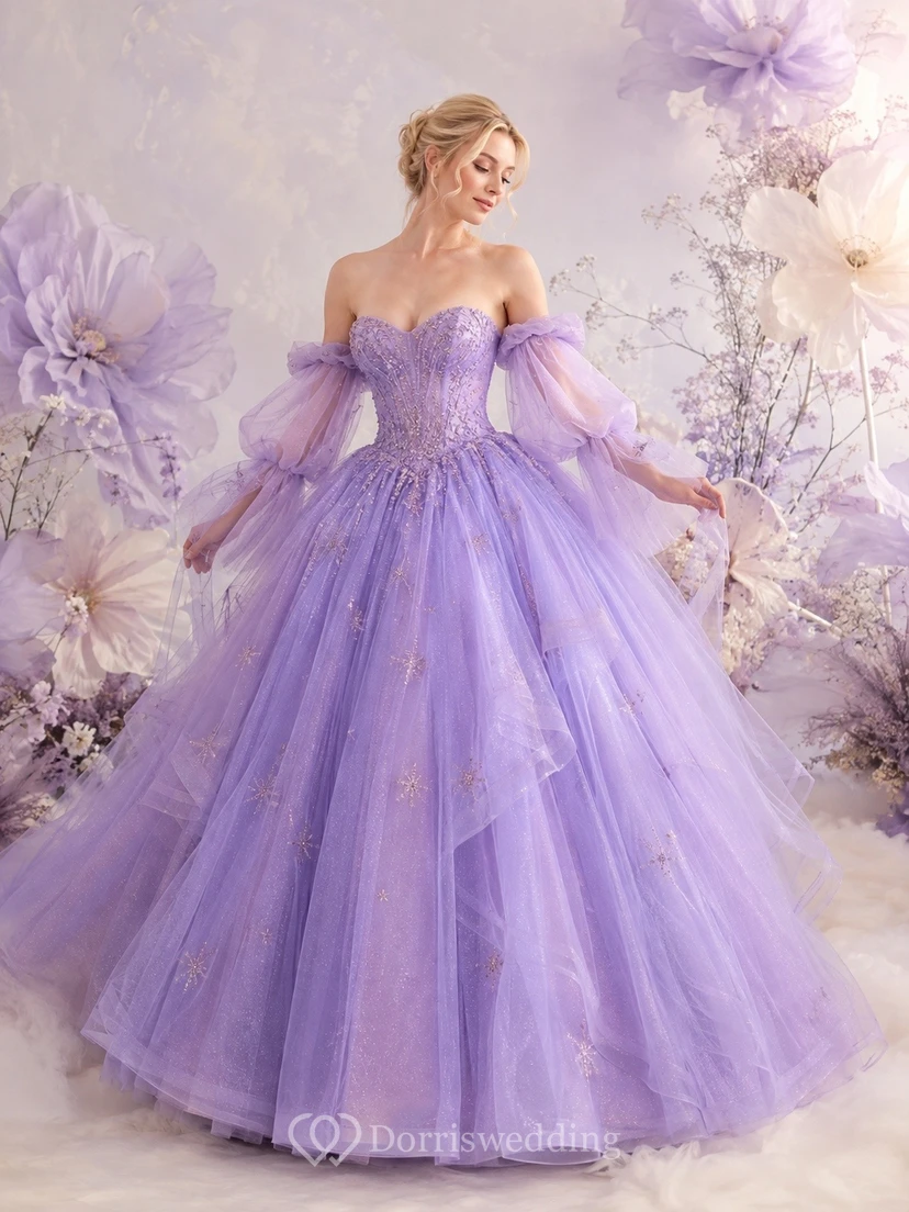 Vestido de gala romántico de tul con hombros descubiertos en color lavanda.