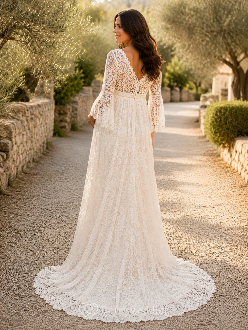 Vestido de novia de encaje con escote en V y mangas acampanadas para bodas premamá en el jardín. view 2